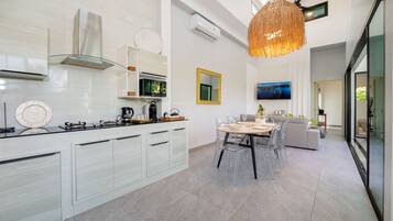 Villa de diseñador, 4 habitaciones, vista a la alberca | Sala de estar