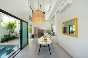Design Villa, 4 Bedrooms, Pool View | In-room dining