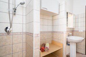 Douche, serviettes fournies