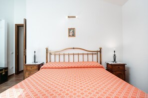 2 bedrooms, free WiFi, bed sheets - Apartment 'Santu Jorji' with Mountain View, Wi-Fi and Air Conditioning (Onifai)