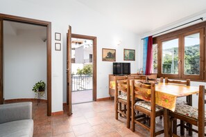 TV - Apartment 'Santu Jorji' with Mountain View, Wi-Fi and Air Conditioning (Onifai)