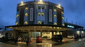 A hotel with a circular facade, multiple windows, and a sign indicating it is a "Park Inn".