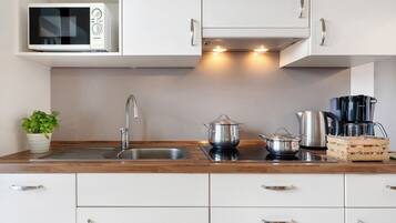 Réfrigérateur, micro-ondes, plaque de cuisson, lave-vaisselle