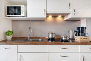 Kühlschrank, Mikrowelle, Herdplatte, Geschirrspüler