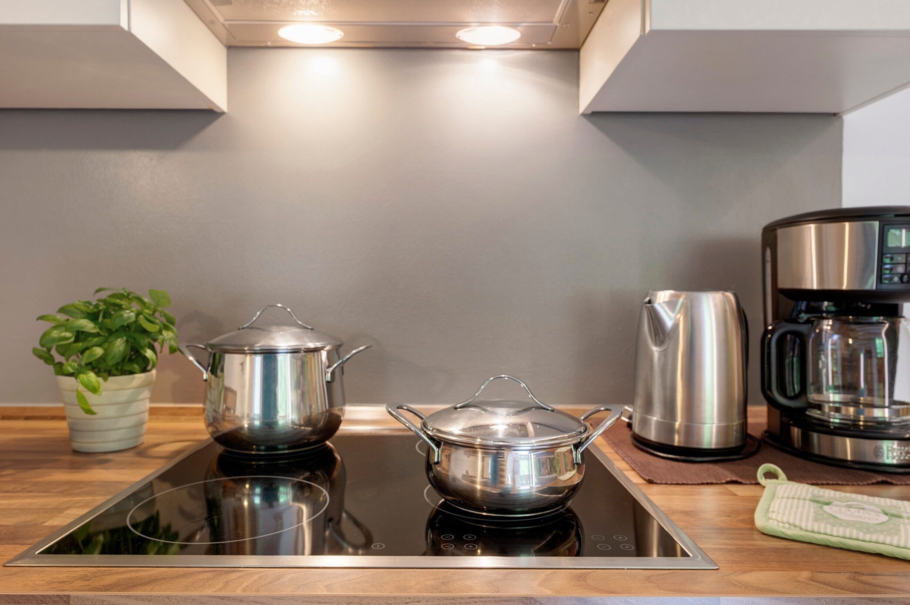 Jääkaappi, mikroaaltouuni, liesi, astianpesukone