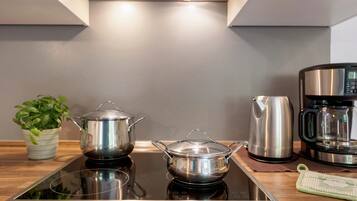 Jääkaappi, mikroaaltouuni, liesi, astianpesukone