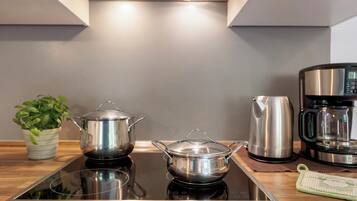 Réfrigérateur, micro-ondes, plaque de cuisson, lave-vaisselle