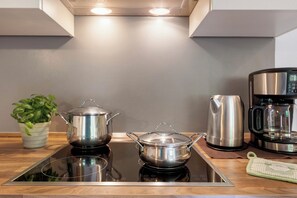 Fridge, microwave, stovetop, dishwasher