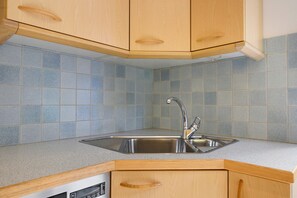 Cafetera o tetera, frigorífico, horno y placa de cocina