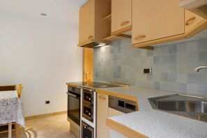Wasserkocher mit Kaffee-/Teezubehör, Kühlschrank, Ofen, Herdplatte