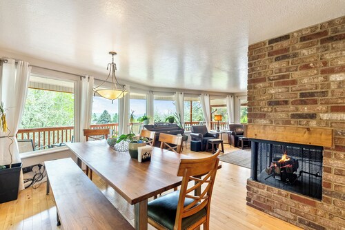 Cozy Cabin /Hot Tub/ Feel Home