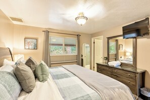 4 bedrooms, desk, iron/ironing board, free WiFi - Cozy Cabin /Hot Tub/ Feel Home (Ogden)