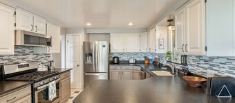 Cozy Cabin /Hot Tub/ Feel Home