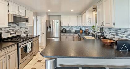 Cozy Cabin /Hot Tub/ Feel Home