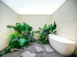 Quarto triplo conforto, vista para o pátio | Banheiro | Chuveiro, produtos de toalete grátis, secador de cabelo