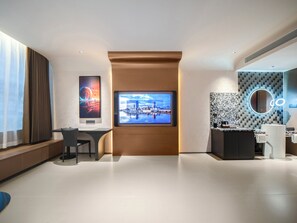 Escritorio, espacio para trabajar con laptop y wifi gratis 