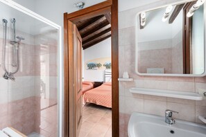 Douche, sèche-cheveux, serviettes fournies