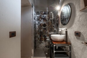 Ducha, secador de pelo y toallas