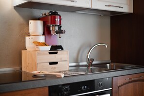 ثلاجة، فرن، موقد طهي مسطح، ماكينة لصنع القهوة/الشاي