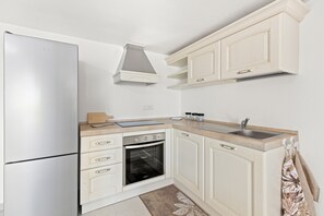 Fridge, oven, stovetop, coffee/tea maker