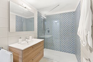 Shower, hair dryer, towels - Apartment 'Giagiumar' with Sea View, Private Terrace and Air Conditioning (Torre dei Corsari)