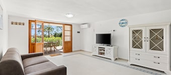 Apartment 'Giagiumar' with Sea View, Private Terrace and Air Conditioning