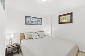 1 bedroom, bed sheets