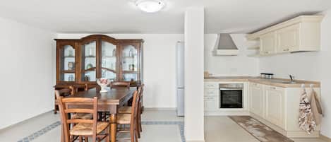 Fridge, oven, stovetop, coffee/tea maker