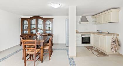 Appartement 'Giagiumar' avec vue sur la mer, terrasse privée et climatisation