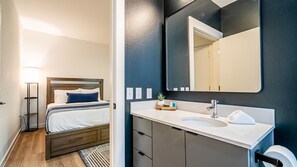 디럭스 스위트, 침실 2개 | 욕실 | 샤워기/욕조 결합, 헤어드라이어, 타월, 비누