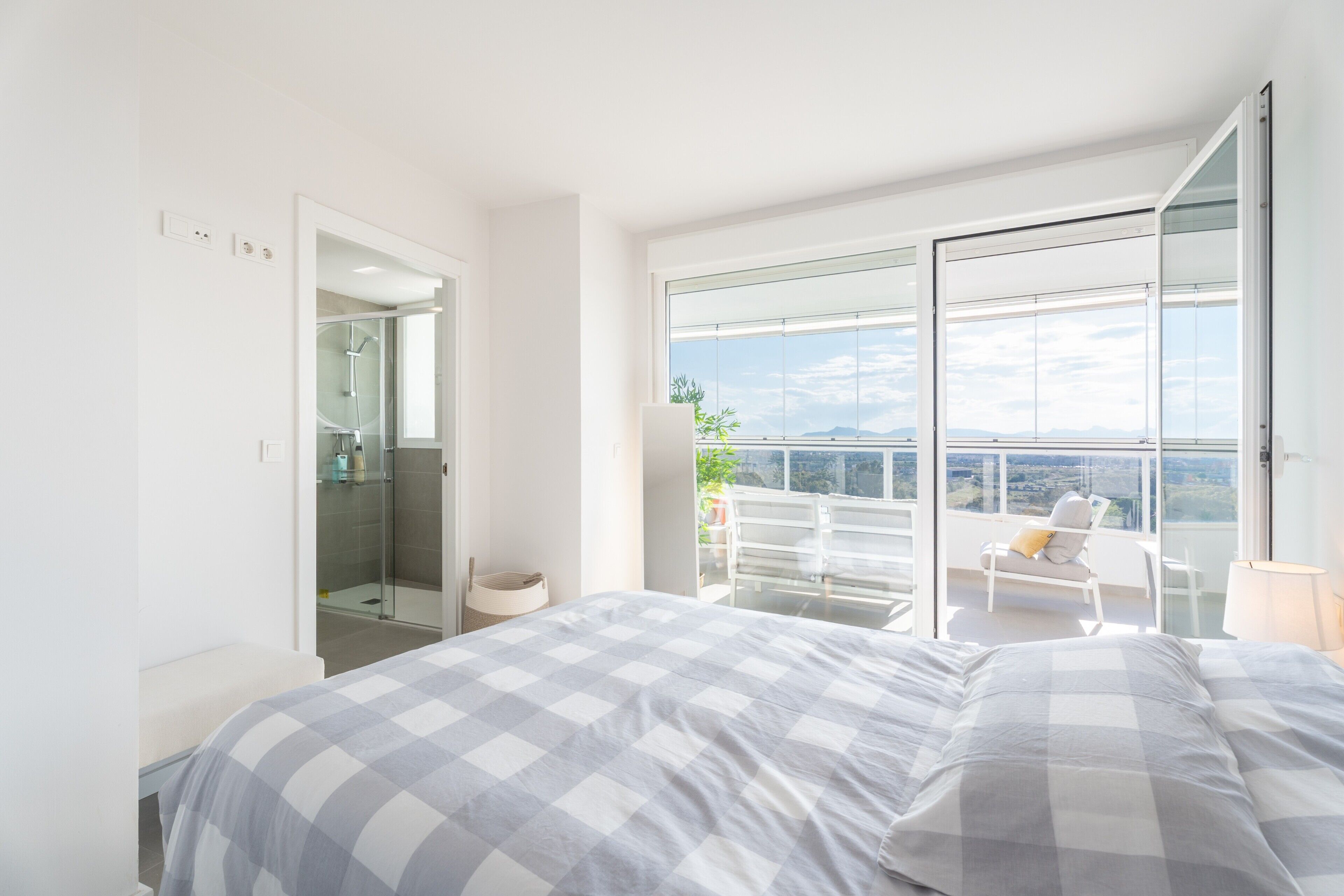 2 habitaciones, tabla de planchar con plancha y wifi gratis 