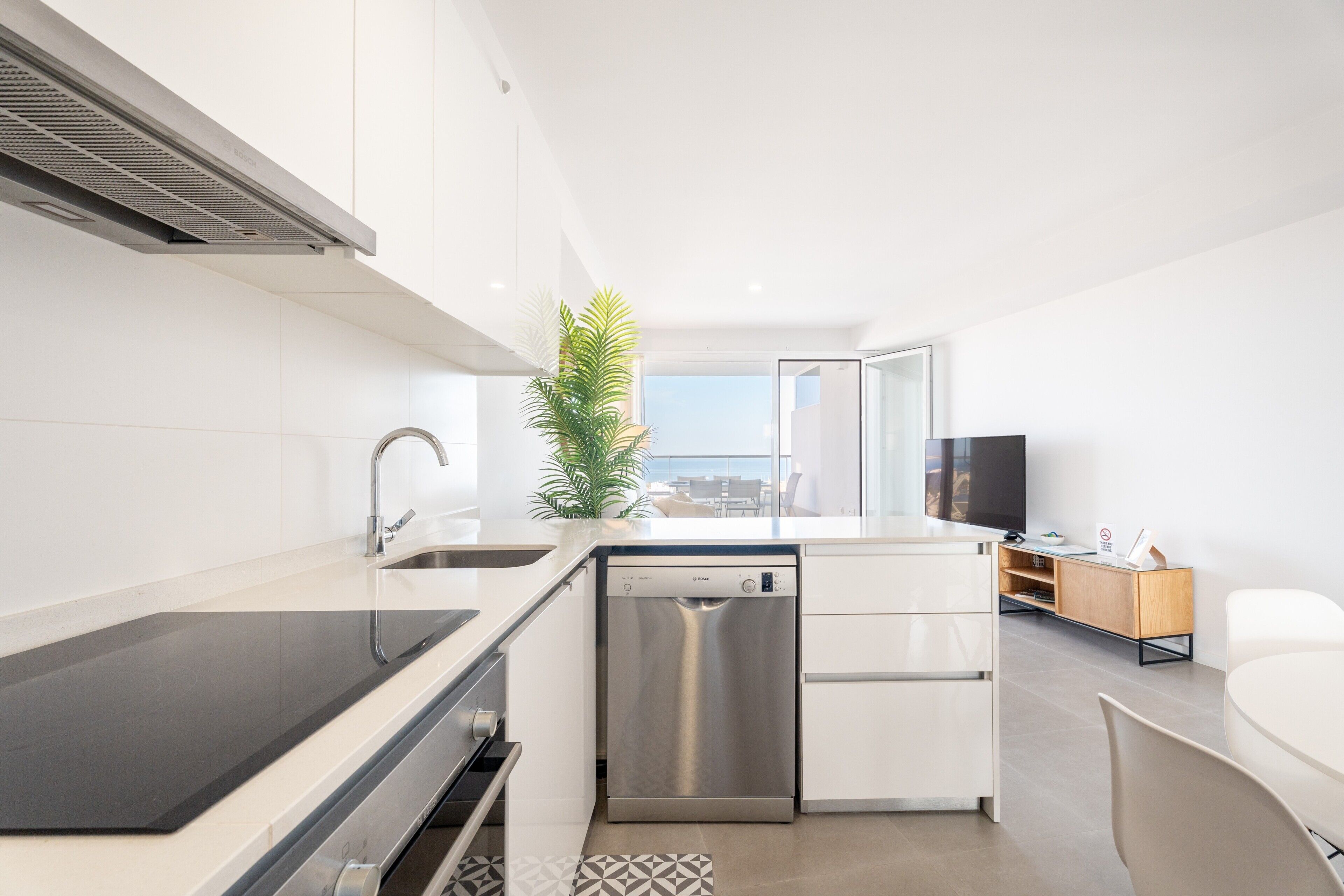 Frigorífico, microondas, horno y placa de cocina