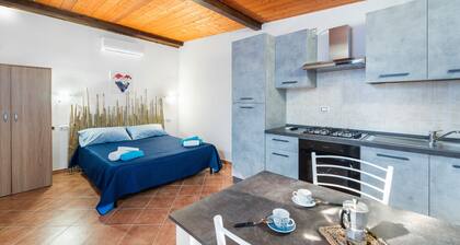 Studio 'L'Arancio' mit Bergblick, privater Terrasse und Klimaanlage