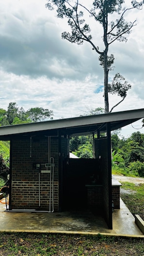 Shower, bidet, towels - Hotel O Jerai Nature Glamping (Yan)