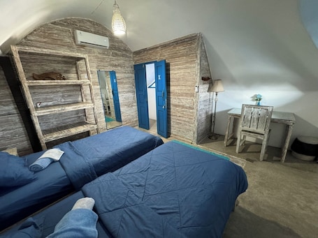 Room 2 Twin Room with Shared Bathroom | 1 ๊ฐ์ ์นจ์ค, ๋ฌด๋ฃ WiFi, ์นจ๋ ์ํธ