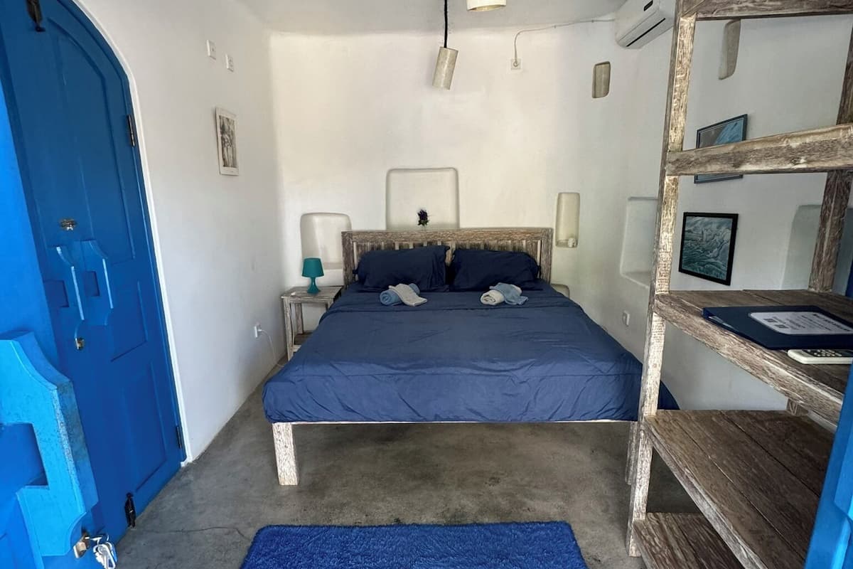 Room 3 Double Room with Shared Bathroom | 1 개의 침실, 무료 WiFi, 침대 시트