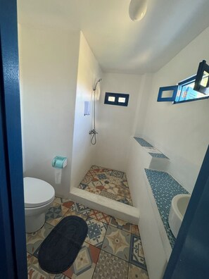 Room 5 Triple Room with Garden View | Bathroom | Bidet, towels, soap, toilet paper