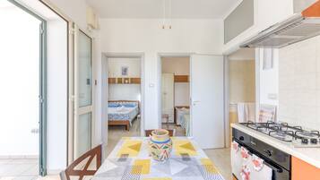 Frigorifero, forno, piano cottura, pentole/stoviglie/utensili