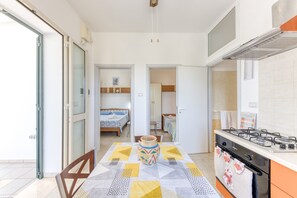 Réfrigérateur, four, plaque de cuisson