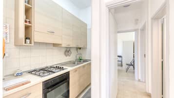 JÀÀkaappi, uuni, liesi, kahvin-/teenkeitin