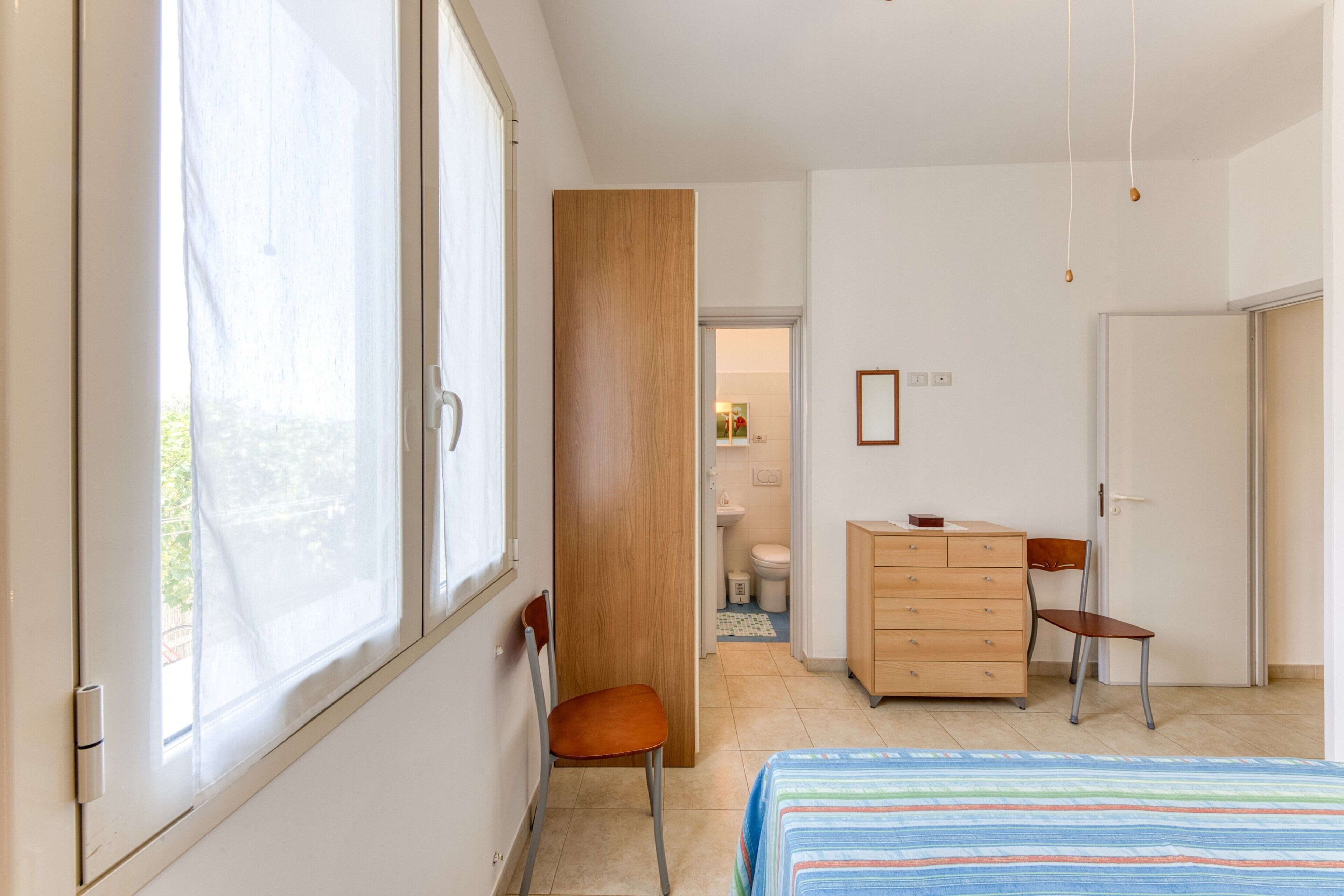 4 bedrooms, iron/ironing board, bed sheets