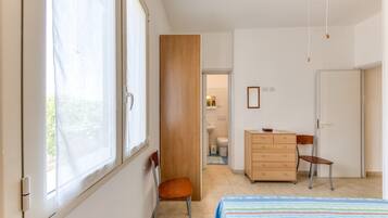 4 bedrooms, iron/ironing board, bed sheets