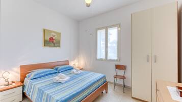 4 makuuhuonetta, silitysrauta/-lauta, vuodevaatteet