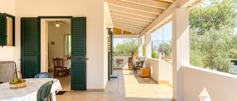 تناول الطعام بالخارج