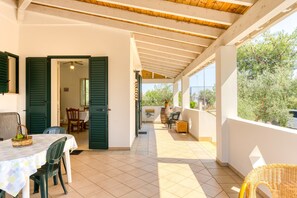 Outdoor dining - Villa 'Terra Rossa - Grande' with Private Terrace and Private Garden (Alliste Posto Rosso)