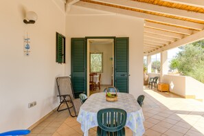 Outdoor dining - Villa 'Terra Rossa - Grande' with Private Terrace and Private Garden (Alliste Posto Rosso)