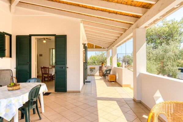 Outdoor dining - Villa 'Terra Rossa - Grande' with Private Terrace and Private Garden (Alliste Posto Rosso)