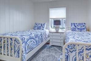 2 bedrooms, free WiFi, bed sheets - The Cozy Euphoric cottage nestled in nature with relaxing River front views. (Osteen)