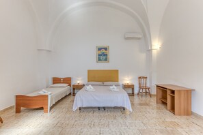 2 bedrooms, iron/ironing board, bed sheets