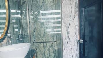 Chuveiro, secador de cabelo, toalhas de banho, sabonete